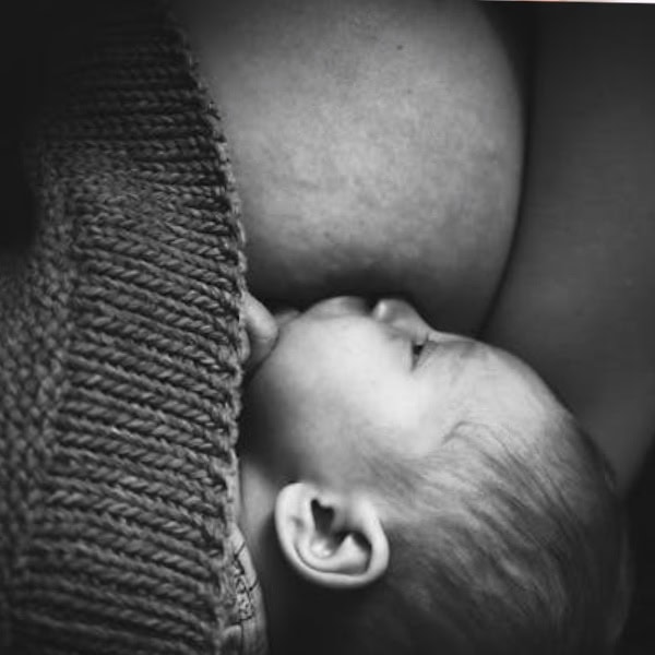 photo d'une bébé en train d'allaiter